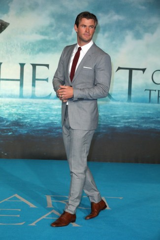 chrishemsworthheartseaukfilmpremieretmch0y7-ihml