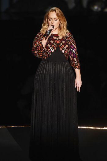 gallery-1486948146-hbz-adele-grammys-performance